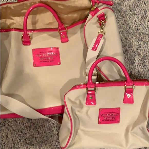 Victoria's Secret Handbags - ❤️Final price❤️Victoria Secret duffle bag + make up bag